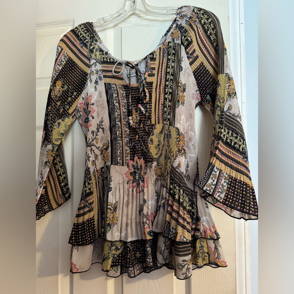 Signature by Larry Levine Cream and Black Blouse